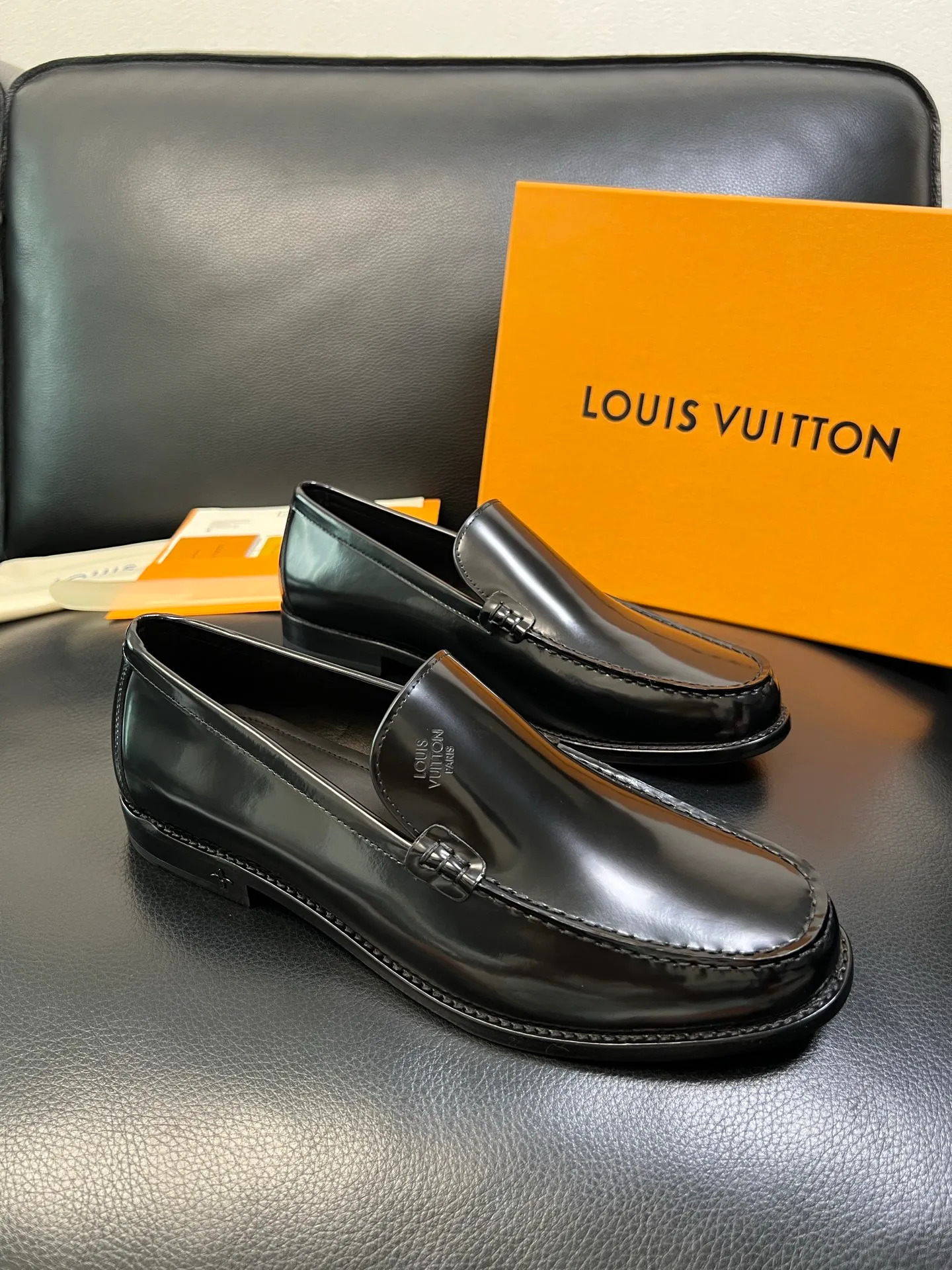 Men's shoes 💰920 Lv high quality top crafts Louis Vuitton leather shoes counter synchronized with original factory configuration, uppers imported from Italy, imported water-dyed cowhide lining, soles: original genuine leather soles specially provided by the original factory, original factory and single goods, welcome to compare, code number 39-44 (customized 38 45 46)